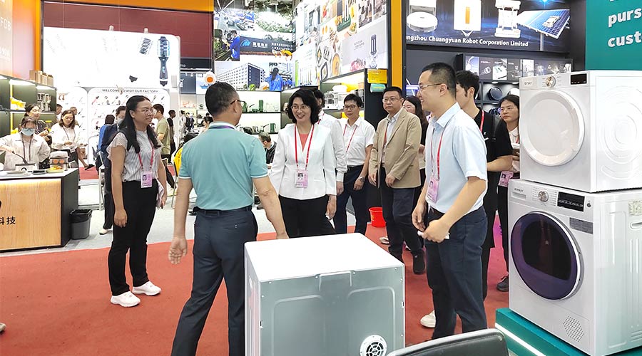 廣交會(huì)迎來(lái)大咖！江門(mén)市市長(zhǎng)親臨金環(huán)電器展位參觀(guān)交流