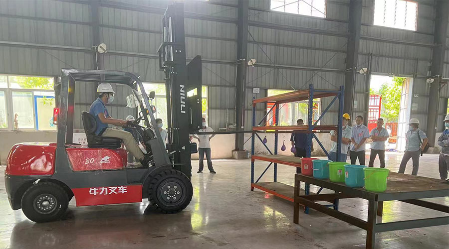比技能 展風(fēng)采！金環(huán)電器參與鶴城鎮(zhèn)第二屆企業(yè)職工叉車技能競賽