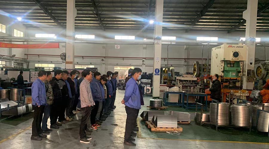 意氣奮發(fā)！金環(huán)電器沖壓車(chē)間組織人員開(kāi)展例行早會(huì)